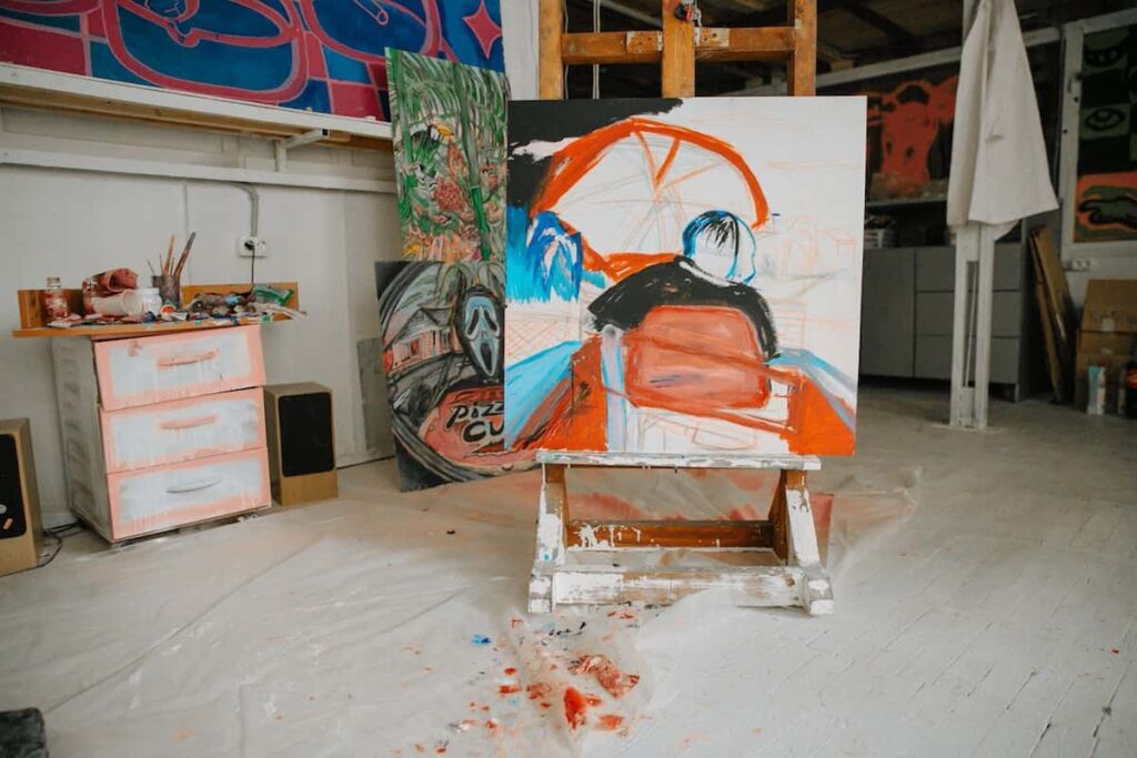 Quadri dipinti in un atelier di artista