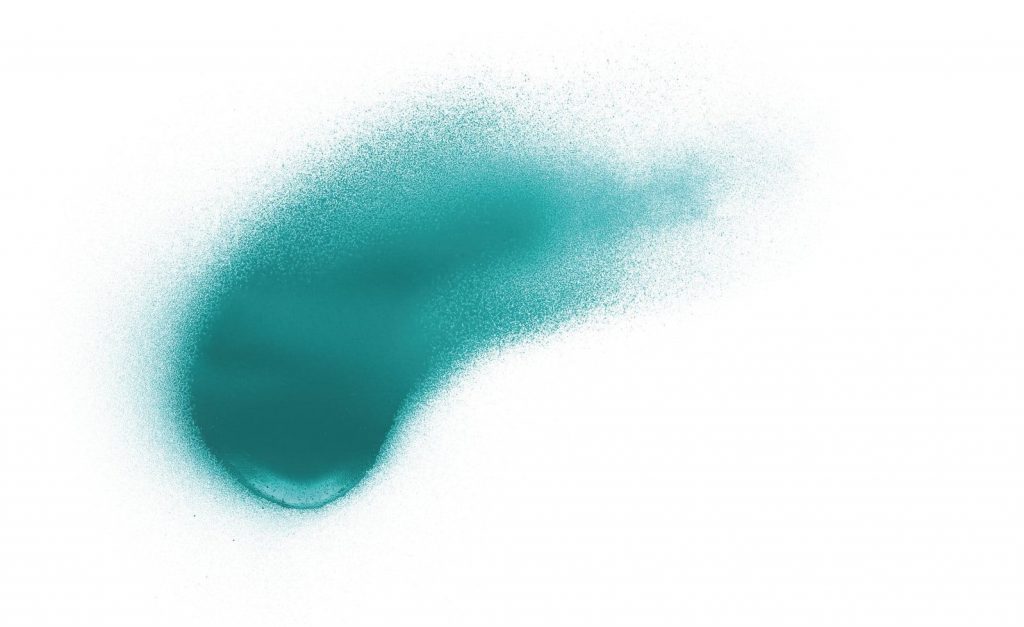 Segno di spray verde su muro bianco