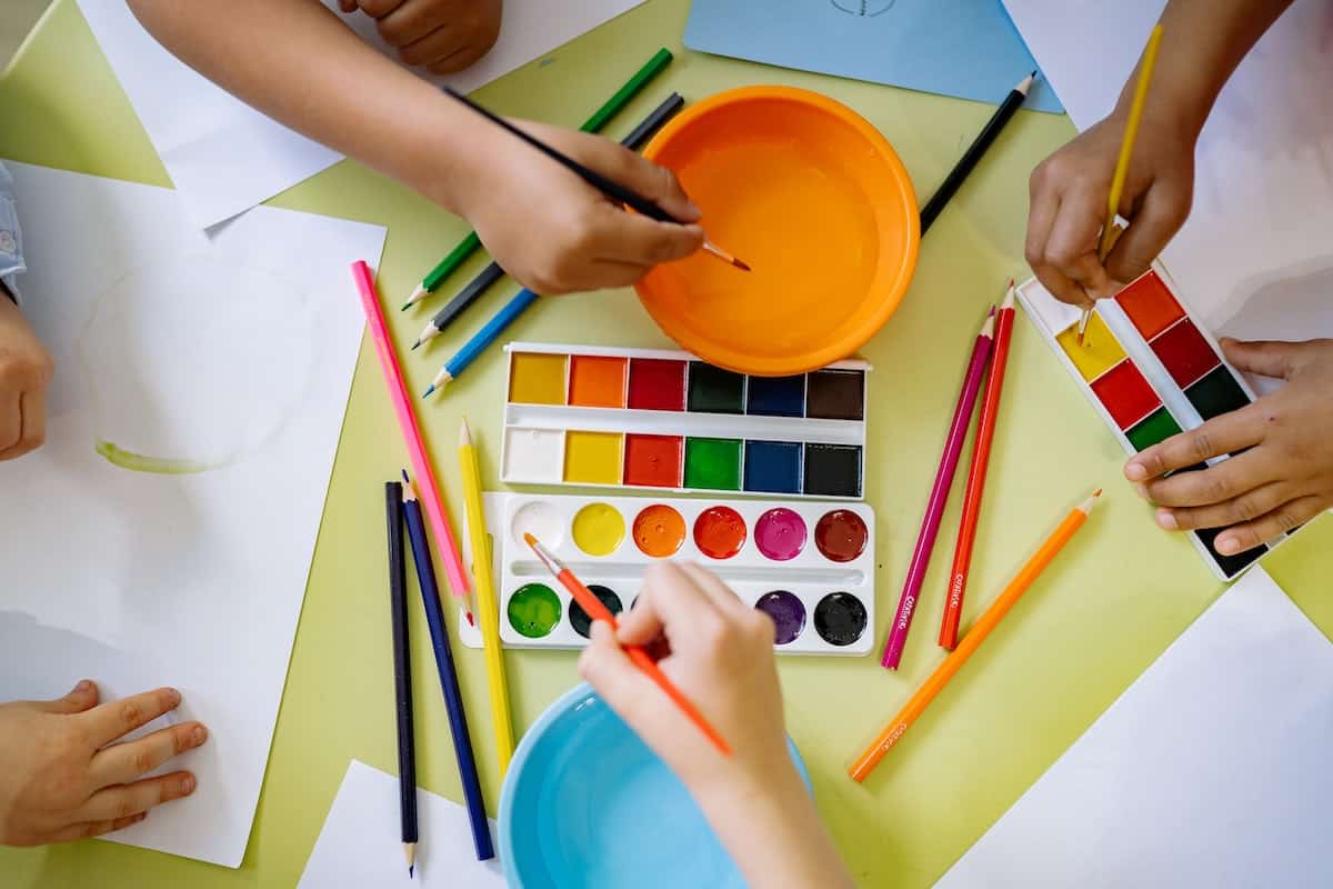 Bambine, bambini e pittura: come l'arte aiuta a sviluppare emozioni -  Momarte
