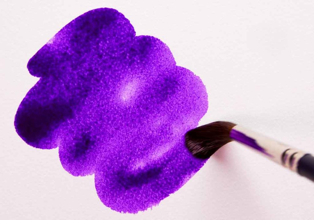 Pennello dipinge con acquerello viola