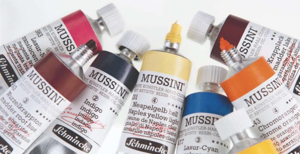 Dei tubetti di colori a olio mussini aperti