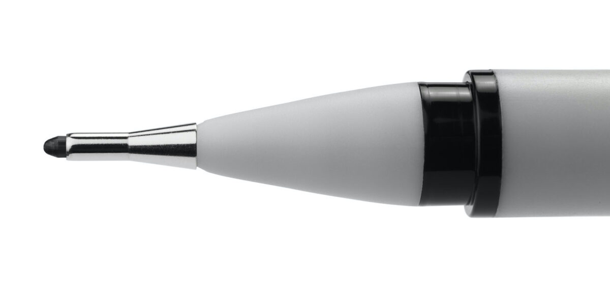 Punta di un fineliner colore nero