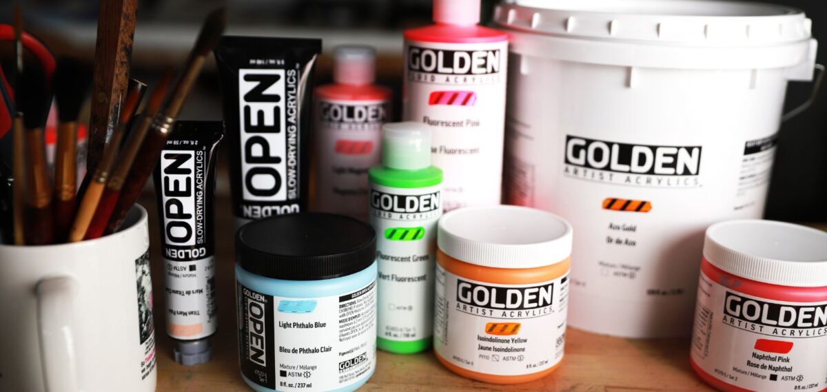 Immagine di copertina – colori acrilici professionali Golden Artist Colors, tubetti e flaconi delle varie serie.