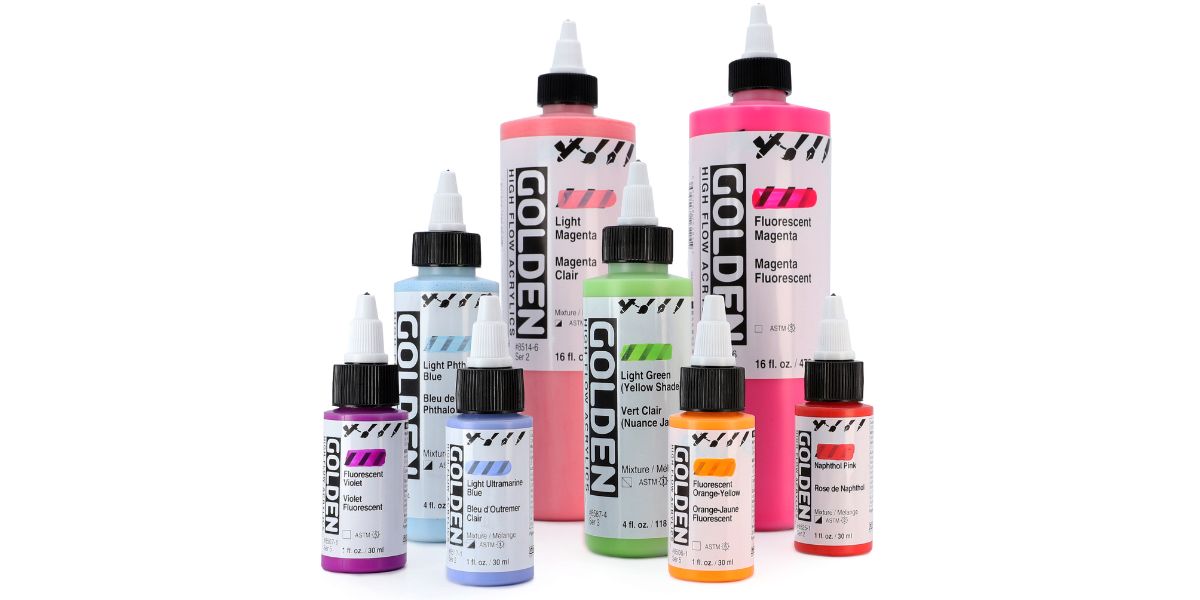 Flaconi di colori acrilici Golden High Flow con campioni di colore liquido applicati con aerografo e pennino su carta.