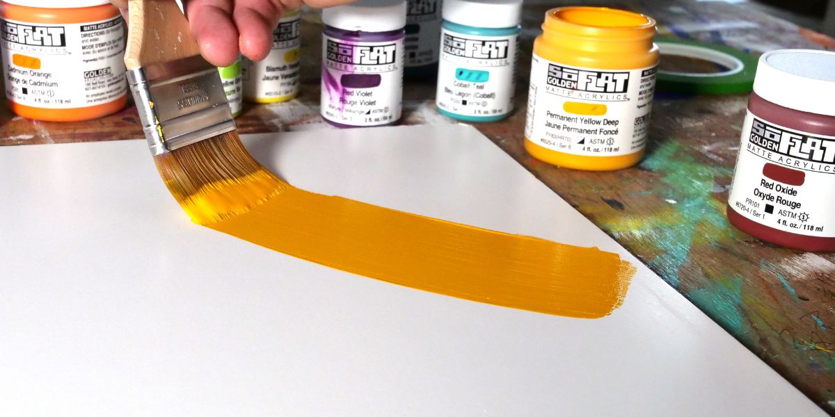 Barattoli di colori acrilici Golden SoFlat con campioni di colore opaco e uniforme applicati su pannello.